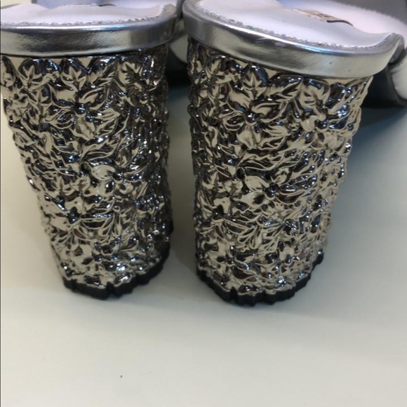 MARINI FABIANI MADE IN ITALY PEEP TOE SILVER HEELS WITH COOL HEEL DESIGN - Picture 4 of 7